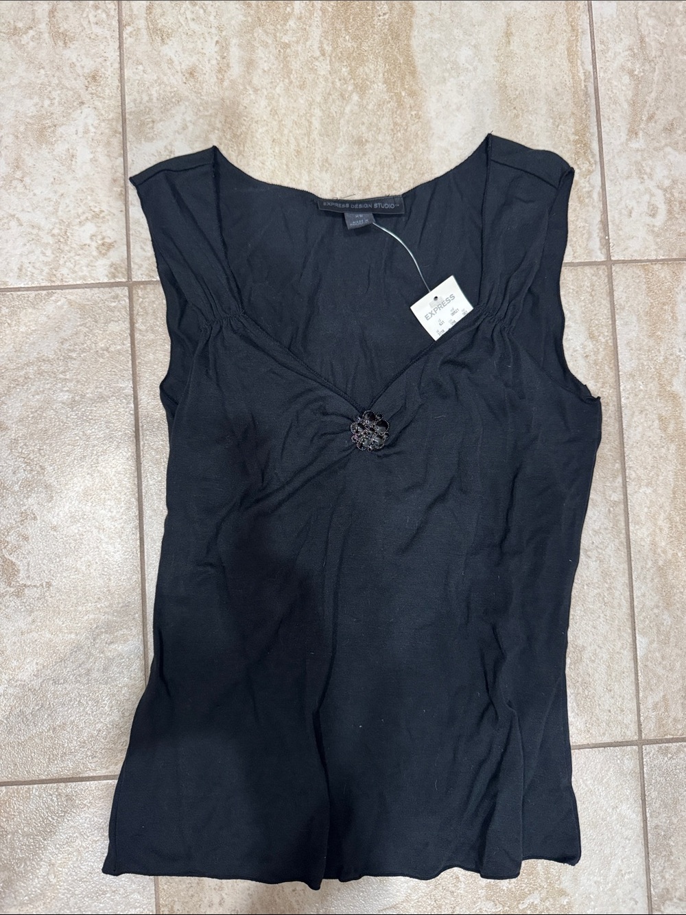 Elegant Black Sleeveless V-Neck Top with Decorative Brooch